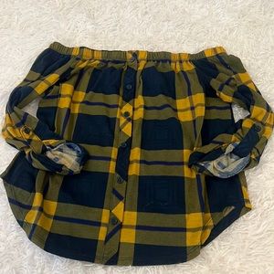 Ambiance off thé should long sleeve in a size small